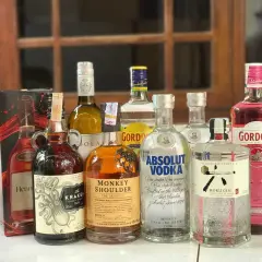 Kolekcja alkoholi: Kraken Rum (40% vol), Monkey Shoulder (40% vol), Absolut Vodka (40% vol) i inne.