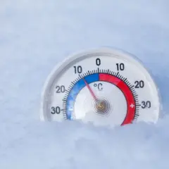 Termometr w śniegu pokazuje temperaturę poniżej zera. Czy piwo zamarznie w bagażniku? Sprawdźmy!