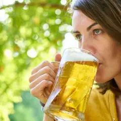 Kobieta pije orzeźwiające piwo z solą w letni dzień.