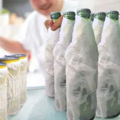 W zamrażarce stoją butelki piwa owinięte w ręczniki papierowe. Czy piwo w zamrażarce pęknie?