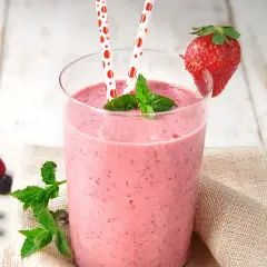 Zdrowe koktajle z jogurtem naturalnym, które pokochasz na śniadanie