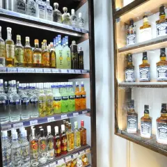 Półki sklepowe uginają się od alkoholi. Wódki smakowe, jak te z serii "Limonce", mają różną zawartość procentową.