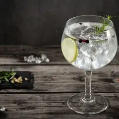Orzeźwiający drink z tonikiem, lodem, limonką i rozmarynem. Idealny na letnie popołudnie.