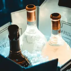 Trzy butelki schłodzone w lodzie, w tym jedna ciemna. Zastanawiasz się, czy whisky zamarznie w zamrażarce?