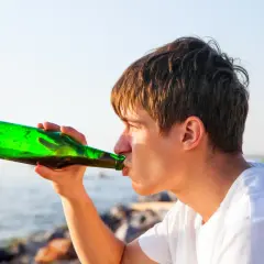 Czy piwo bezalkoholowe można sprzedać nieletniemu? Prawda i mity