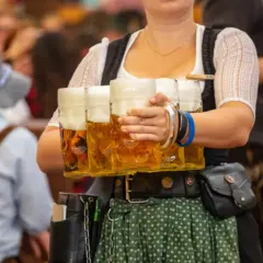 Ile kosztuje piwo na oktoberfest? Ceny, które mogą zaskoczyć