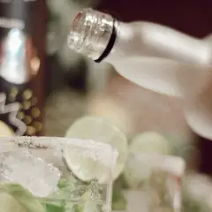 Ile kalorii ma 100 ml wódki smakowej? Zaskakujące różnice w kaloriach