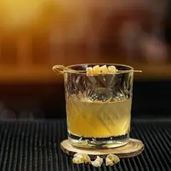 Orzeźwiający whiskey z tonikiem, ozdobiony kandyzowanym imbirem, czeka na Ciebie. Idealny na letnie wieczory.
