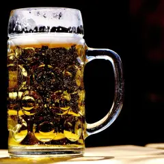Złocisty radler w kuflu, pełen bąbelków, z pianką na wierzchu. Idealny na upalne dni, gdy zastanawiasz się, radler co to jest – orzeźwiający napój.