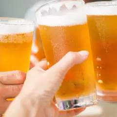 Ludzie wznoszą toasty zimnym piwem. Czy karmi jest zdrowe? To pytanie, na które każdy musi odpowiedzieć sam.