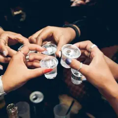 Ile wódki na 18 urodziny? Uniknij błędów przy zakupie alkoholu