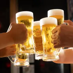 Radosny toast piwem. Czy piwo nawadnia organizm? Wiele osób uważa, że tak, ale pamiętajmy o umiarze.