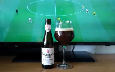 Piwo Rodenbach Classic, idealne do oglądania meczu. Czerwone ale, jak duchesse de bourgogne, orzeźwia i cieszy.