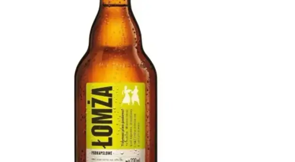 Łomża piwo rodzaje: butelka piwa Łomża z etykietą w kolorze limonki, przedstawiającą tańczące postacie.