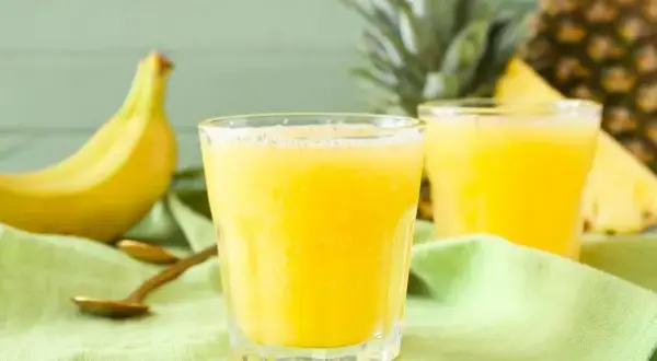 Orzeźwiający koktajl z ananasa i banana, który wspiera odchudzanie