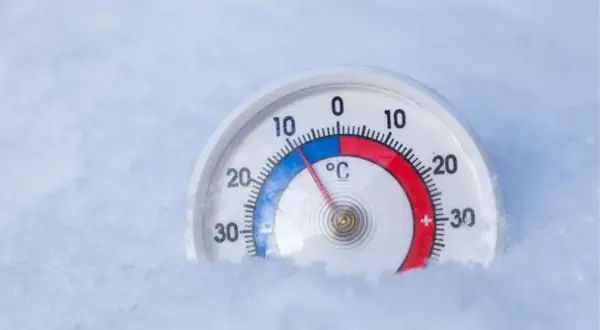 Termometr w śniegu pokazuje temperaturę poniżej zera. Czy piwo zamarznie w bagażniku? Sprawdźmy!