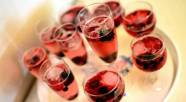 Kilka kieliszków z różowym napojem i owocami leśnymi. Czy piwo może zamarznąć? Te drinki wyglądają na orzeźwiające, ale nie na zamrożone.