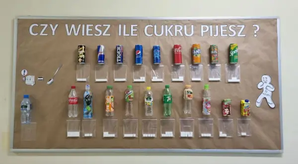 Wiesz, ile łyżeczek cukru jest w piwie? Na tablicy widać napoje i odpowiadające im ilości cukru w kostkach.
