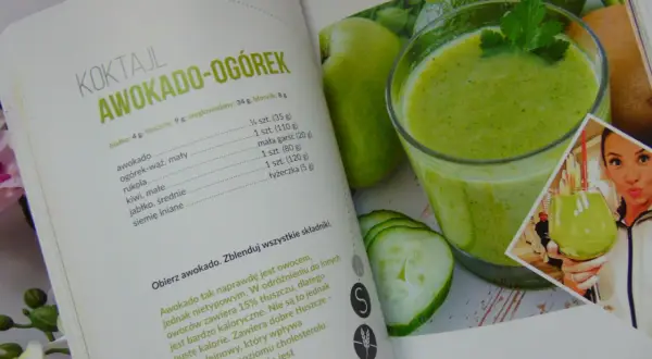 Zielony koktajl chodakowskiej z awokado i ogórka, z dodatkiem jabłka, kiwi i mięty. Zdrowy i orzeźwiający napój.