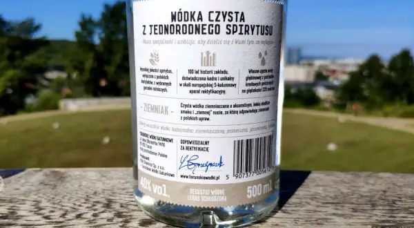 Wódka czysta ziemniaczana, wyborowa polski ziemniak, o aksamitnym smaku z nutą ziemi. Idealna lekko schłodzona.