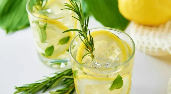 Orzeźwiające drinki z cytrynówką, lodem, miętą i rozmarynem. Idealne na upalne dni.