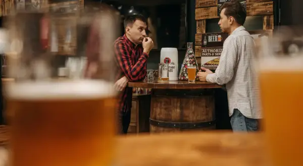Ile się trzeźwieje po 3 piwach? Sprawdź, zanim wsiądziesz za kierownicę