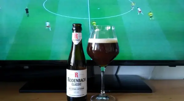 Piwo Rodenbach Classic, idealne do oglądania meczu. Czerwone ale, jak duchesse de bourgogne, orzeźwia i cieszy.