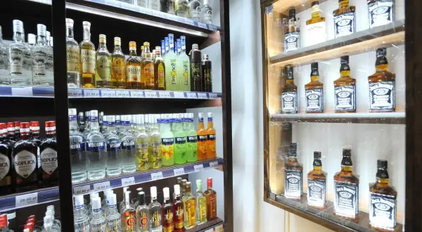 Półki sklepowe uginają się od alkoholi. Wódki smakowe, jak te z serii "Limonce", mają różną zawartość procentową.