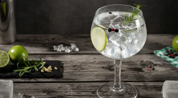 Orzeźwiający drink z tonikiem, lodem, limonką i rozmarynem. Idealny na letnie popołudnie.