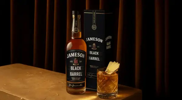 Butelka Jameson Black Barrel i szklanka z drinkiem. Na etykiecie butelki widnieje informacja o zawartości alkoholu: 40% obj.