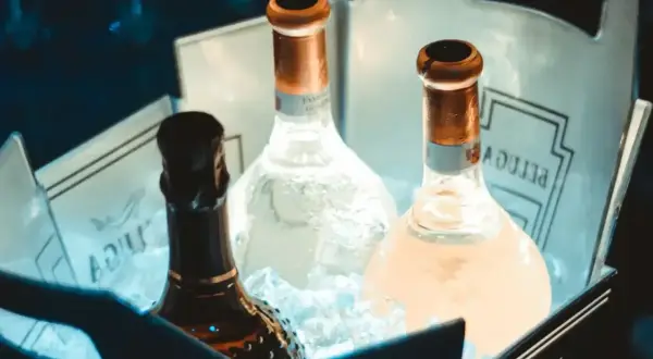 Trzy butelki schłodzone w lodzie, w tym jedna ciemna. Zastanawiasz się, czy whisky zamarznie w zamrażarce?