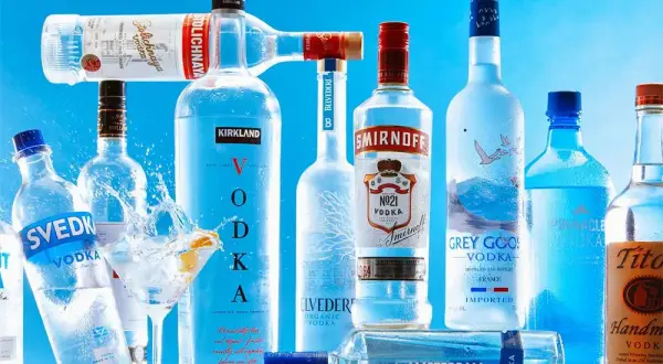 Ile kosztuje 250 ml wódki? Zaskakujące ceny różnych marek