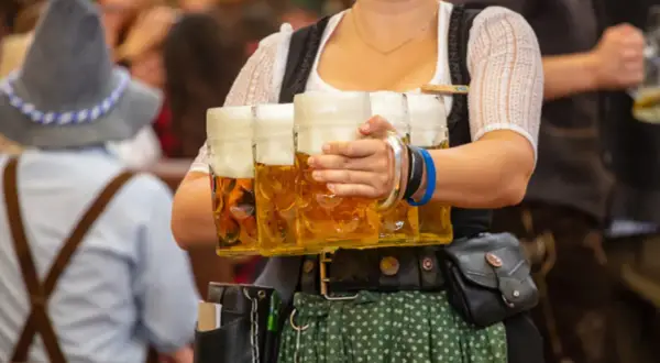 Ile kosztuje piwo na oktoberfest? Ceny, które mogą zaskoczyć