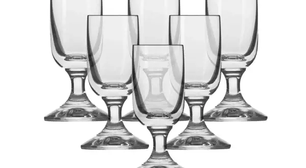 Sześć eleganckich kieliszków do wódki na nóżce, gotowych na toast.