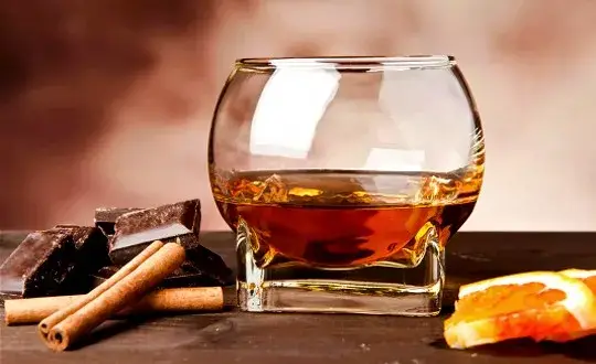 Czym się różni koniak od whisky? Kluczowe różnice, które musisz znać