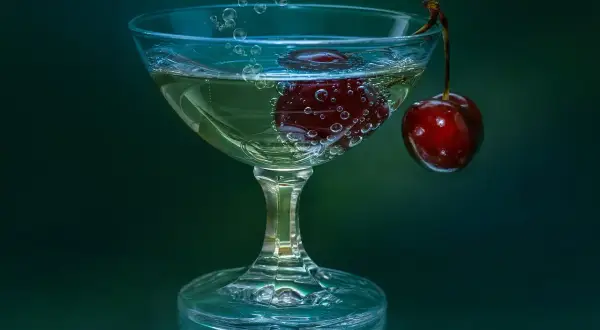 Mroczne, bąbelkowe drinki na Halloween z wisienką. Idealne na upiorną noc!