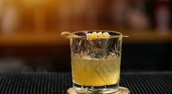 Orzeźwiający whiskey z tonikiem, ozdobiony kandyzowanym imbirem, czeka na Ciebie. Idealny na letnie wieczory.