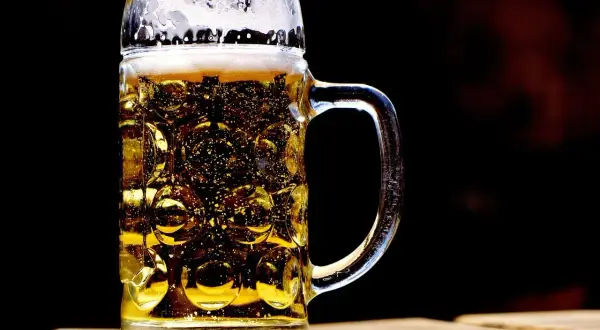Złocisty radler w kuflu, pełen bąbelków, z pianką na wierzchu. Idealny na upalne dni, gdy zastanawiasz się, radler co to jest – orzeźwiający napój.