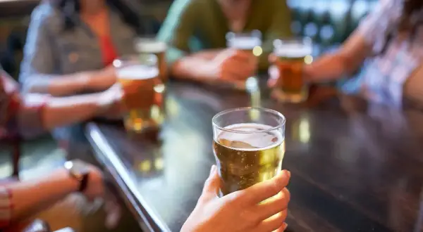 Ile czasu trwa trzeźwienie po 4 piwach? Sprawdź, zanim wsiądziesz za kółko