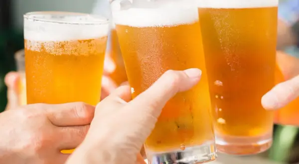 Ludzie wznoszą toasty zimnym piwem. Czy karmi jest zdrowe? To pytanie, na które każdy musi odpowiedzieć sam.