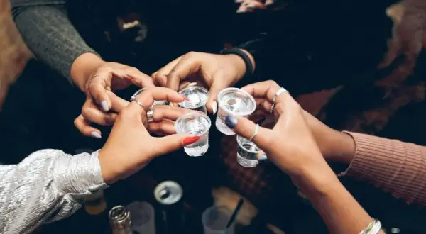 Ile wódki na 18 urodziny? Uniknij błędów przy zakupie alkoholu