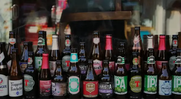 Gdzie skupują butelki po piwie? Sprawdź najlepsze miejsca i zyski
