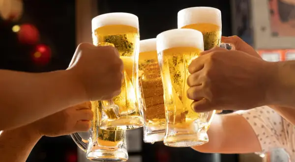 Radosny toast piwem. Czy piwo nawadnia organizm? Wiele osób uważa, że tak, ale pamiętajmy o umiarze.