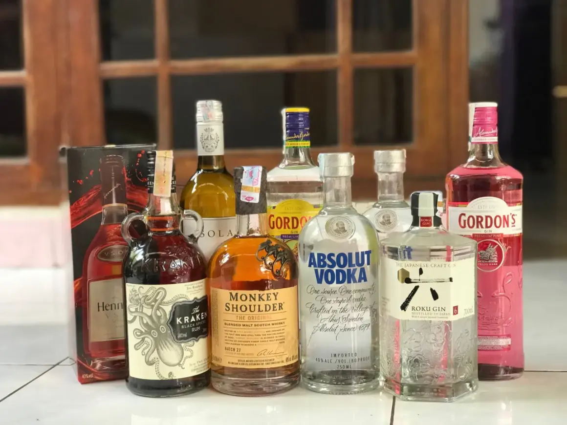 Kolekcja alkoholi: Kraken Rum (40% vol), Monkey Shoulder (40% vol), Absolut Vodka (40% vol) i inne.