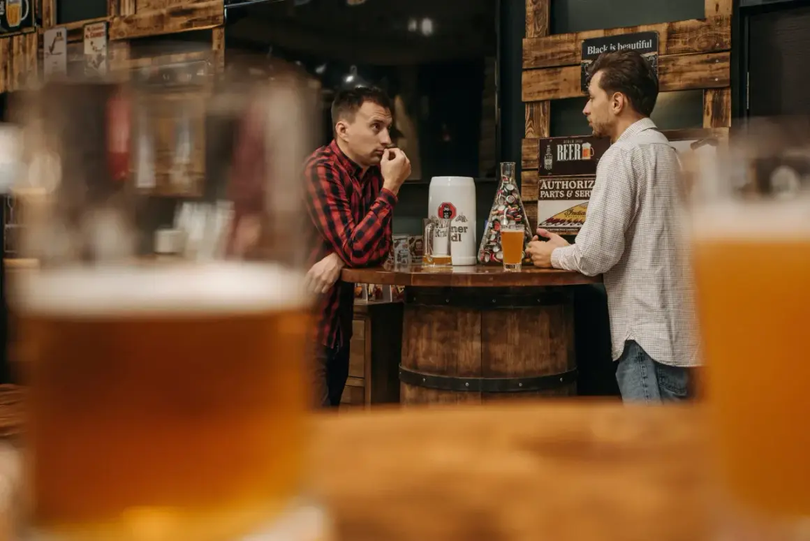 Ile się trzeźwieje po 3 piwach? Sprawdź, zanim wsiądziesz za kierownicę