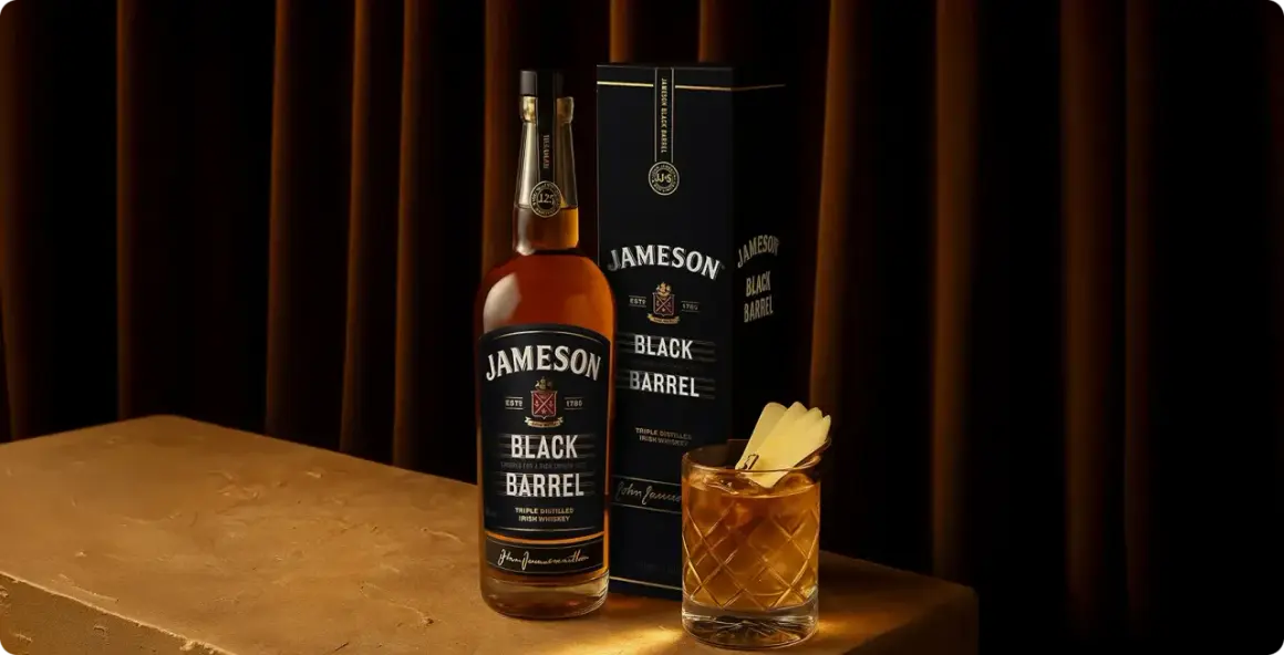 Butelka Jameson Black Barrel i szklanka z drinkiem. Na etykiecie butelki widnieje informacja o zawartości alkoholu: 40% obj.