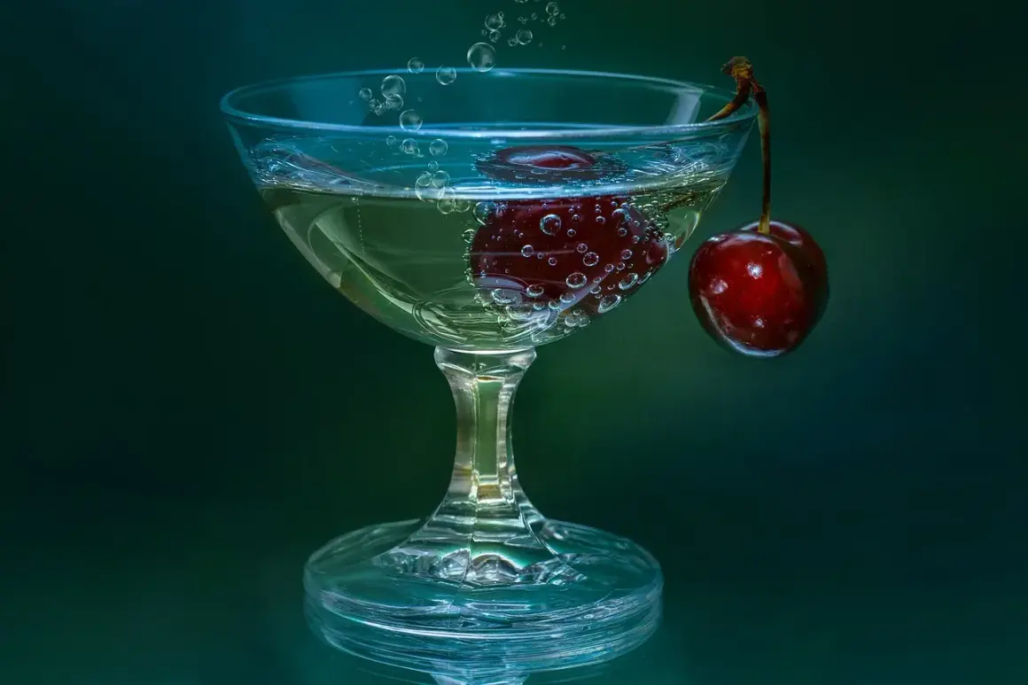 Mroczne, bąbelkowe drinki na Halloween z wisienką. Idealne na upiorną noc!