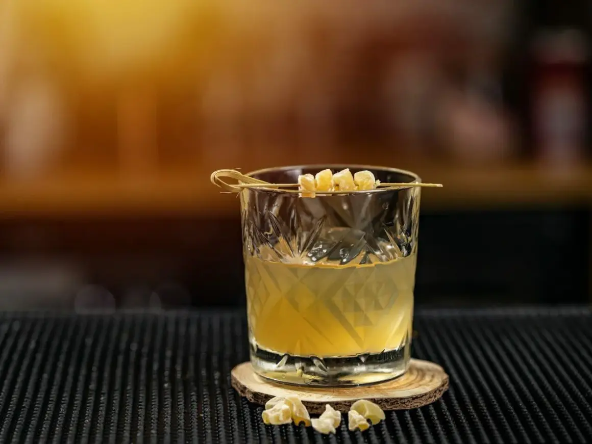 Orzeźwiający whiskey z tonikiem, ozdobiony kandyzowanym imbirem, czeka na Ciebie. Idealny na letnie wieczory.