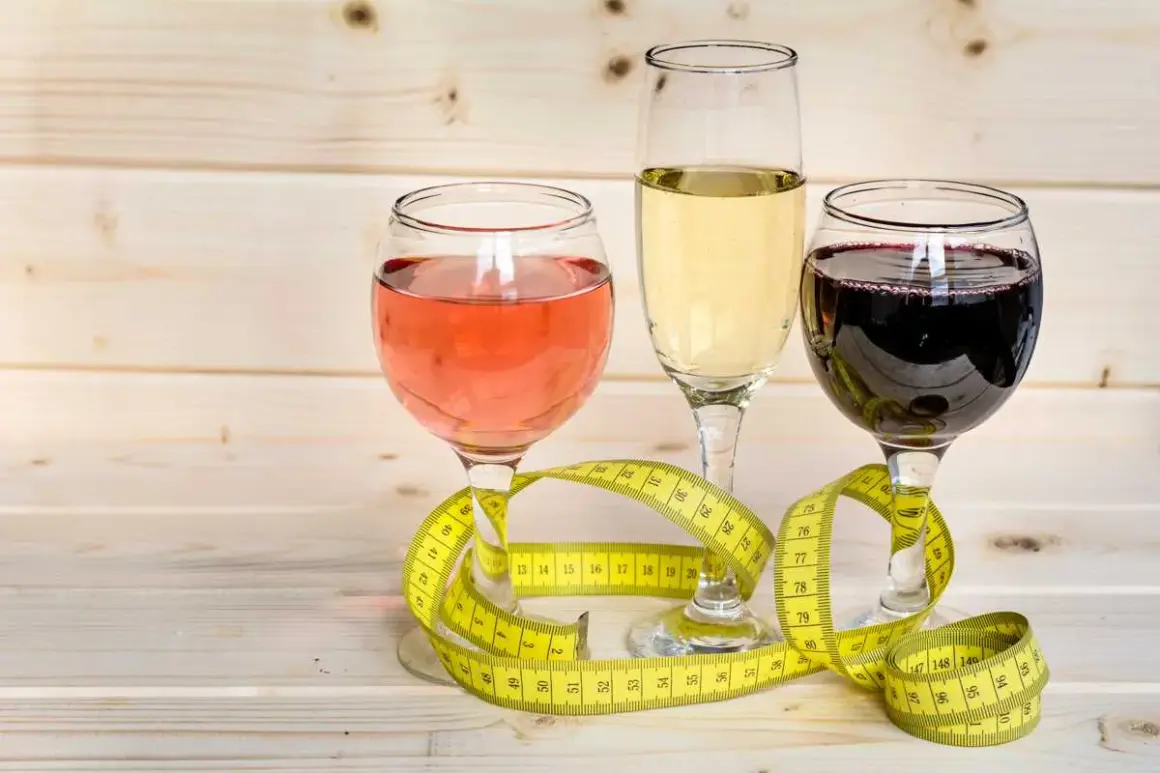 Trzy kieliszki z winem i miarka krawiecka. Zastanawiasz się, ile kcal ma setka wódki?