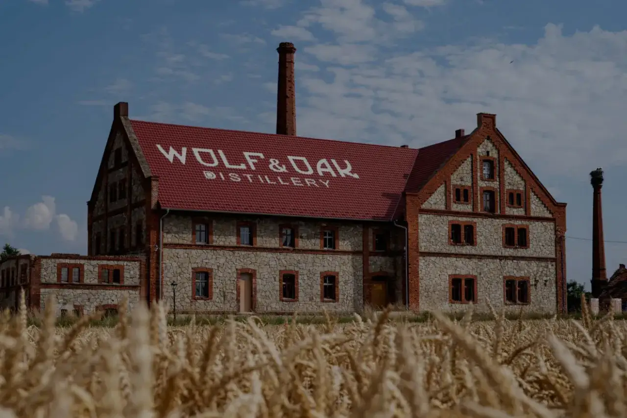 W gorącym polu pszenicy stoi gorzelnia Wolf & Oak. Kto wynalazł wódkę? Może tutaj znajdziemy odpowiedź.